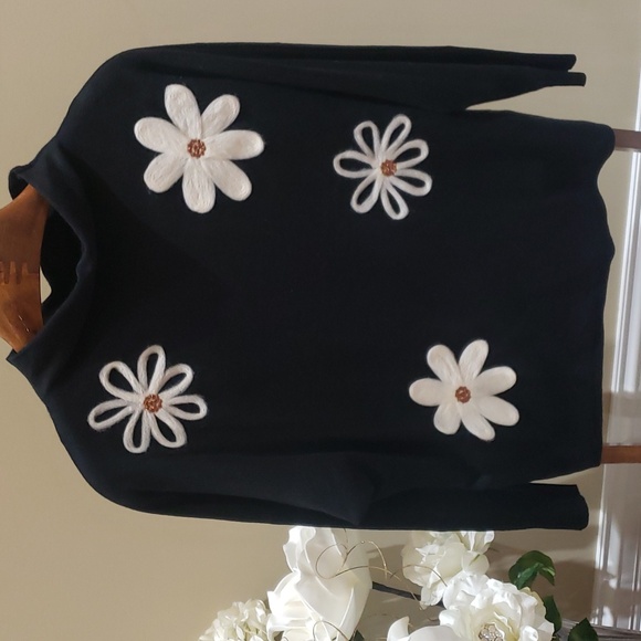 Nwt Medium Aaeda black sweater with white flowers - Picture 4 of 11